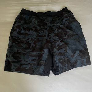 Men’s Lululemon T.H.E. Short size L blue, gray, black camo